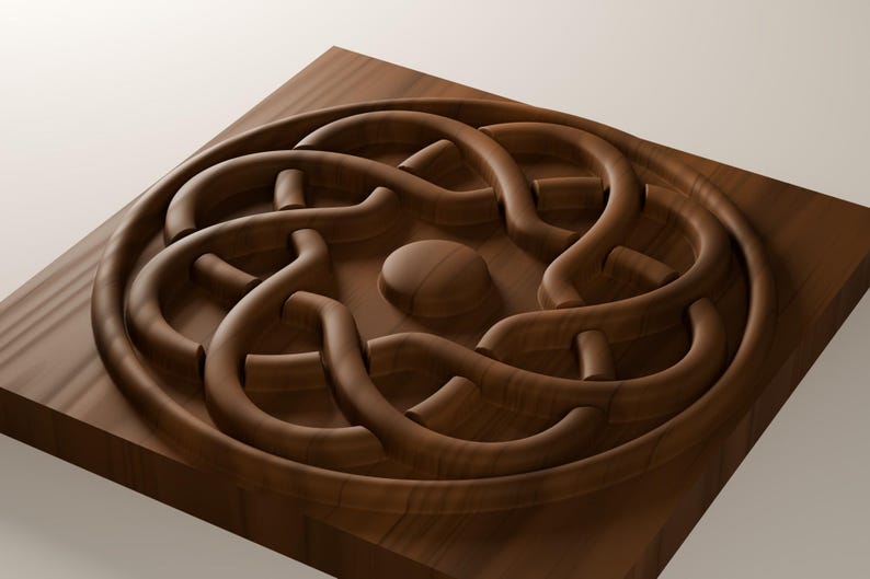 Puede incluir: Una placa de madera cuadrada con un dise&ntilde;o circular tallado que presenta un patr&oacute;n de nudos entrelazados en relieve. El centro de la pieza muestra un disco de madera liso y circular rodeado por un relieve continuo, tejido y redondeado.