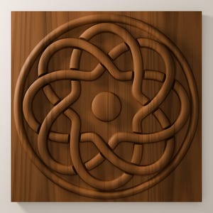 Puede incluir: Un panel cuadrado de madera con un dise&ntilde;o circular tallado. El centro muestra un c&iacute;rculo s&oacute;lido rodeado por un intrincado patr&oacute;n de nudos entrelazados que forma una figura geom&eacute;trica redondeada y continua dentro de un borde circular.
