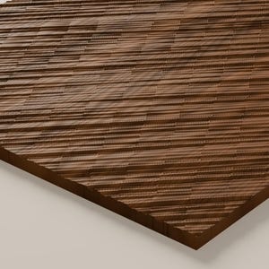 Op de afbeelding: Een rechthoekig houten paneel met een donkerbruine afwerking en een getextureerd oppervlak bestaande uit talloze horizontale, parallelle ribbels die een herhalend, gelaagd patroon vormen over de gehele bovenzijde.
