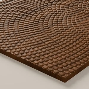 Puede incluir: Un panel rectangular de madera con una superficie texturizada compuesta por numerosos bloques cuadrados peque&ntilde;os y elevados, dispuestos en un patr&oacute;n ondulado y curvo que se repite por toda la cara de la pieza de madera marr&oacute;n.
