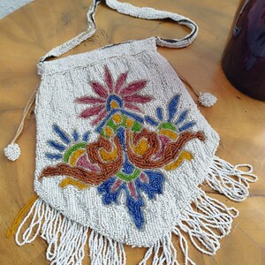 Antike Perlenhandtasche Perlentasche beidseitig mit Glasperlen bestickt und einem Spiegel im Innern