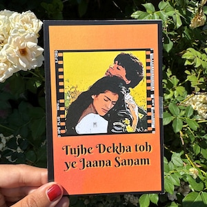 Tujhe Dekha To Ye Jaana Sanam - DDLJ - Biglietto d'auguri romantico di Bollywood - Shahrukh Khan - 4x6 opaco con busta, supporta gli orfani