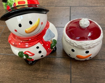 Vintage snowmen gifts cookie jar, ceramic beautiful decor 9.5x7.5x8” tall. Beautiful Christmas collection 2 styles