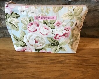 Borsa grande per il trucco e gli articoli da toeletta con fodera in tessuto, motivo vintage Sandersons con rose su sfondo verde pallido
