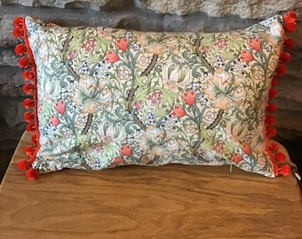 Cuscino lombare William Morris Golden Lily con bordo a pompon arancione, circa 12" x 18".