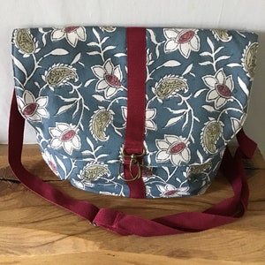 Handgemachte Umhängetasche 13 ”x10” Blau / Gold / Burgunderrot mit Blumenmuster