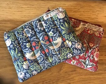 Borse trapuntate William Morris in tessuto Strawberry Theif blu o rosso, circa 8" x 6"