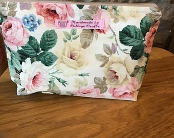 Borsa grande per il trucco e gli articoli da toeletta con fodera in tessuto e rose vintage Sandersons su sfondo color crema