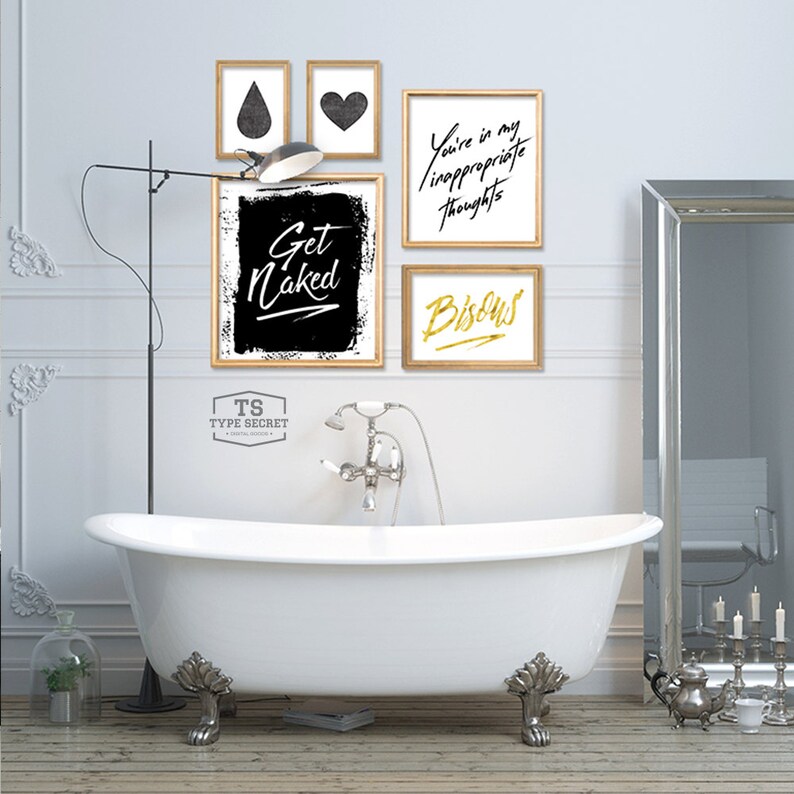 Peut inclure: Une baignoire blanche &agrave; pieds en griffes avec des &oelig;uvres d'art encadr&eacute;es dor&eacute;es et noires sur le mur derri&egrave;re elle. Les &oelig;uvres d'art comprennent les mots "Get Naked", "Biscuits", "You're in my inappropriate thoughts", un c&oelig;ur noir et une goutte de pluie noire.