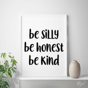 K&ouml;nnte beinhalten: Schwarz-wei&szlig;es druckbares Wandbild mit dem Text "be silly be honest be kind".