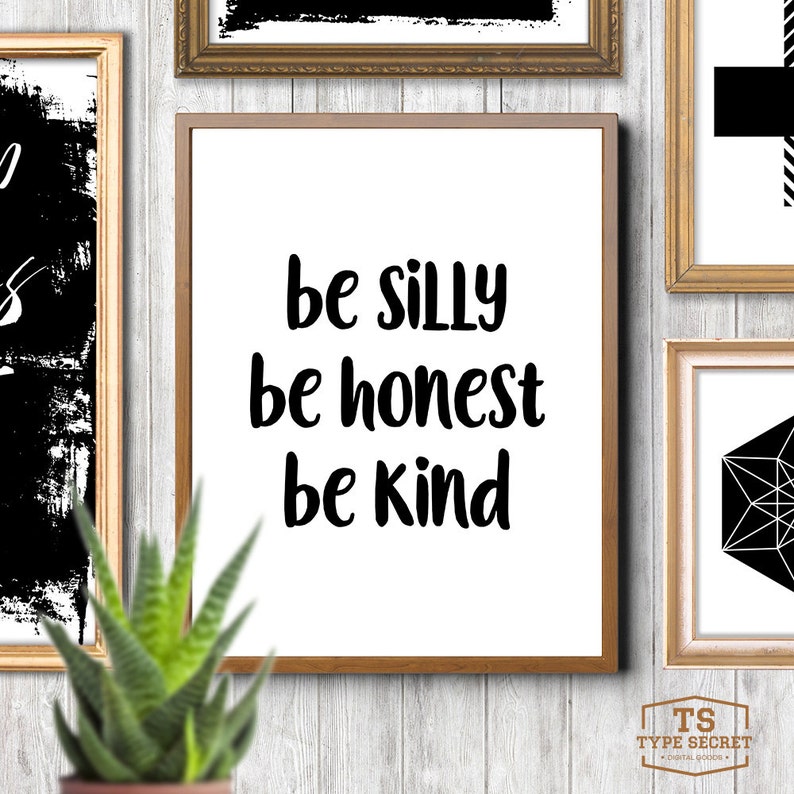 K&ouml;nnte beinhalten: Schwarz-wei&szlig;es druckbares Wandbild mit dem Text "be silly be honest be kind".