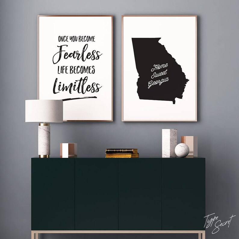 Puede incluir: Dos impresiones enmarcadas en una pared blanca sobre una c&oacute;moda verde oscuro. La impresi&oacute;n de la izquierda dice "Once you become fearless life becomes limitless". La impresi&oacute;n de la derecha es una silueta negra del estado de Georgia con el texto "Home Sweet Georgia".