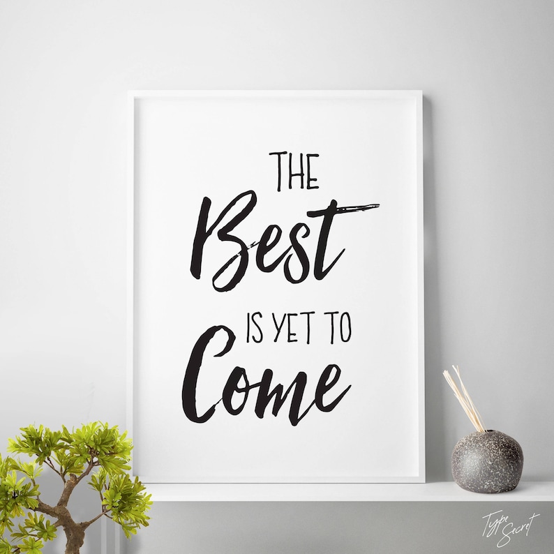 Puede incluir: Impresi&oacute;n tipogr&aacute;fica en blanco y negro con el texto "The Best is Yet to Come".