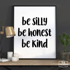 K&ouml;nnte beinhalten: Schwarz-wei&szlig; Typografie-Druck mit dem Text "be silly be honest be kind" auf wei&szlig;em Hintergrund in einem schwarzen Rahmen.