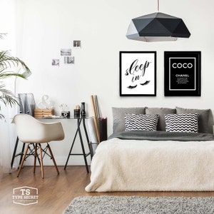 Puede incluir: Arte de pared enmarcado en blanco y negro con el texto "sleep in" y un par de pesta&ntilde;as. El segundo marco tiene el texto "COCO CHANEL" en blanco y negro.