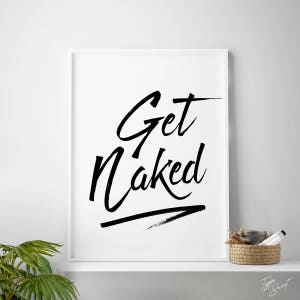 Peut inclure: Affiche murale imprimable en noir et blanc avec le texte "Get Naked" dans une police de caract&egrave;res audacieuse et en forme de coups de pinceau.