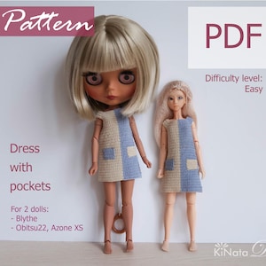 Op de afbeelding: PDF-patroon voor een gehaakt jurkje met zakken, geschikt voor Blythe- en Obitsu22/Azone XS-poppen. Het jurkje is blauw en beige met een eenvoudig ontwerp. Moeilijkheidsgraad: Gemakkelijk.