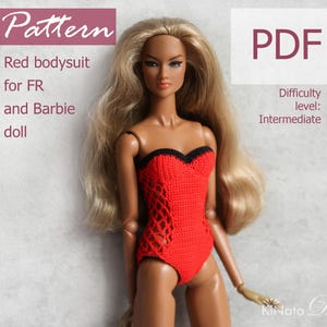 Op de afbeelding: Een PDF-patroon voor een rood gehaakt bodysuit voor FR- en Barbie-poppen. Het patroon is geclassificeerd als middelmatig moeilijk.