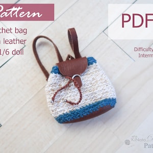 Puede incluir: Patrón de bolso de crochet para una muñeca de 1/6. El bolso es blanco y azul con correas y detalles de cuero marrón. El patrón está disponible para descargar en PDF. Nivel de dificultad: Intermedio.