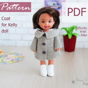Puede incluir: Un patrón de crochet para un abrigo de muñeca Kelly. El patrón está en formato PDF y es fácil de seguir. El patrón es para un abrigo gris con botones marrones.