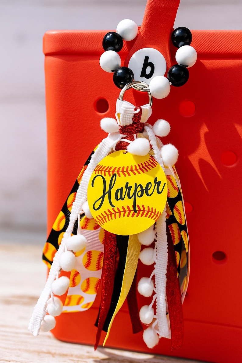 Softball Taschenanhänger, Taschenquaste personalisierter Softball Anhänger, 2026 Bogg Bag Bild 1