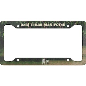 Könnte beinhalten: Ein schwarzer Nummernschildrahmen mit einer grünen und braunen Naturlandschaft. Der Text "DeBl TiRaR MáS FoToS" ist in Weiß auf dem Rahmen gedruckt.