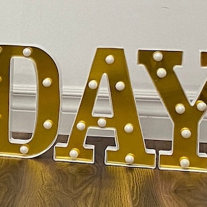 Letrero LED de 8.5 in de alto chapado en oro con luz de feliz cumpleaños para celebración de fiesta de cumpleaños