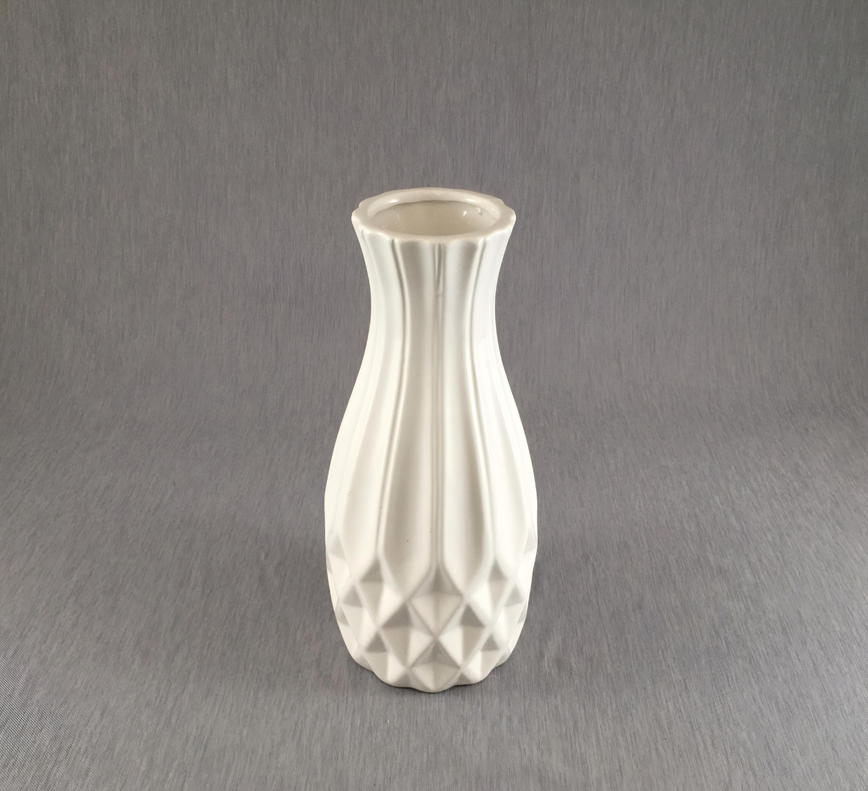 光沢のある白い磁器の花瓶：7インチの陶器の花のセンターピース - Etsy