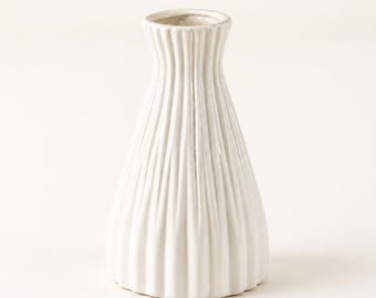 Jarrón de cerámica blanca estriado, jarrón moderno para flores, centro de mesa para bodas, decoración minimalista para el hogar, jarrón de mesa y estante, 17 cm (6,75 pulgadas)