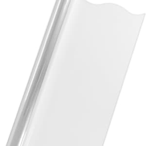 Puede incluir: Un rollo de papel de envolver de celofán transparente. El papel es translúcido y tiene un ligero brillo.