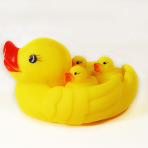 Pato de goma de 4 piezas, mamá con tres bebés, mini flotador, patos chirriantes a granel para pequeños baby shower, preescolar, bañera, piscina, suministros para fiestas de cumpleaños