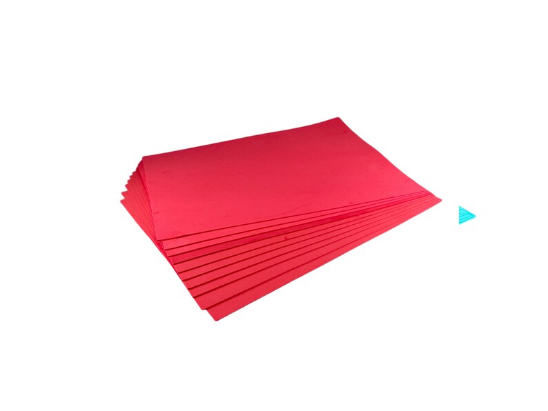 Puede incluir: Una pila de hojas rectangulares de color rojo brillante, posiblemente cartulina o papel de construcci&oacute;n, se muestra sobre un fondo blanco. Las hojas est&aacute;n cuidadosamente dispuestas, con los bordes alineados, lo que sugiere que son nuevas y sin usar.