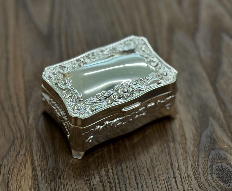 Engraved Wedding Arras Box: Silver Floral Design with 13 Coins 3.5W / 4.5W