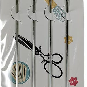 Puede incluir: Un paquete de cuatro agujas de coser plateadas, etiquetadas como "CalCastle Needles" y "4 Count Premium Needle". Las agujas se muestran sobre un fondo blanco con ilustraciones de artículos de costura, incluidos botones, hilo, tijeras y una cinta métrica.