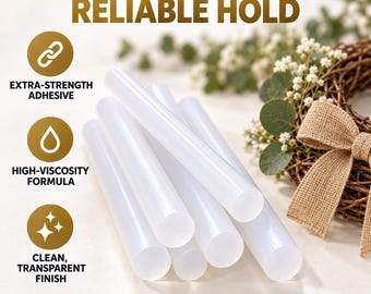Op de afbeelding: Een bundel cilindrische, doorschijnend witte lijmsticks. De tekst op de afbeelding luidt: CRAFTED FOR A RELIABLE HOLD, EXTRA-STRENGTH ADHESIVE, HIGH-VISCOSITY FORMULA en CLEAN, TRANSPARENT FINISH, vergezeld door drie gouden iconen.