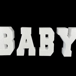 Letras gigantes de espuma independientes de 6" de alto para decoración de cumpleaños de bebé.