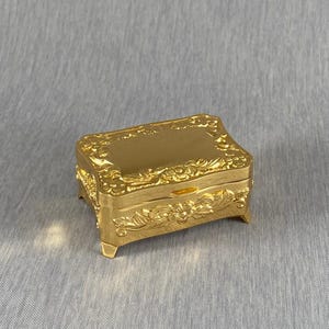 Caja de Arras rectangular para bodas de 3,5" con 13 monedas opcionales, diseño floral cuadrado con base dorada y grabado personalizado