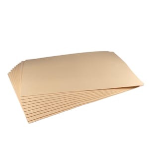 Puede incluir: Una pila de hojas de papel de color beige, probablemente cartulina o material similar, se muestra sobre un fondo blanco. Las hojas est&aacute;n cuidadosamente dispuestas, con una ligera curva visible en los bordes superiores. El papel parece nuevo y sin usar.