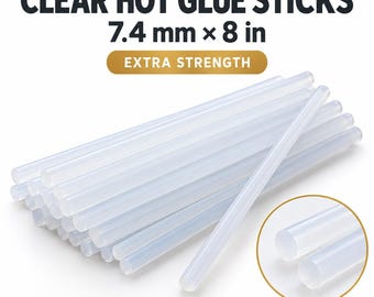 Op de afbeelding: Een bundel doorzichtige lijmsticks met de tekst CLEAR HOT GLUE STICKS 7.4 mm x 8 in EXTRA STRENGTH erboven. De cilindrische sticks zijn doorschijnend en gestapeld, met twee individuele sticks weergegeven in een cirkelvormig kader.