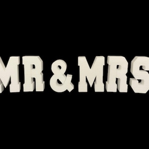 Letras gigantes de espuma independientes de 6" de alto con la frase "MR & MRS" para decoración de bodas.