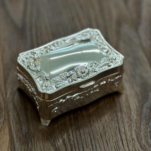 Boîte cadeau de mariage Arras avec en option 13 pièces de couleur argent ou or, motif floral rectangle sur pied en option, gravure personnalisée, bouquet de fleurs