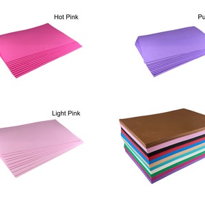Puede incluir: Montones de papel de colores en rosa intenso, morado, rosa claro y una pila multicolor. La imagen muestra el papel en una variedad de colores, con los nombres de los colores escritos encima de cada mont&oacute;n. El papel es probablemente para manualidades o uso de oficina.