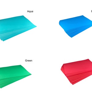 Puede incluir: Cuatro pilas de papel de colores: aguamarina, azul, verde y rojo. Cada pila es rectangular y tiene un ligero &aacute;ngulo, con el nombre del color encima. Las pilas aguamarina y azul est&aacute;n arriba, y las pilas verde y roja abajo.