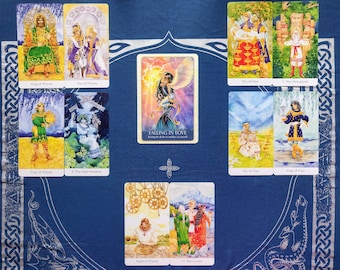 Può includere: Uno stendimento di carte dei tarocchi con dieci carte, tra cui la carta "Innamorarsi" al centro. Le carte sono disposte su uno sfondo blu con un disegno a nodo celtico. Le carte presentano illustrazioni di persone, animali e scene di natura.