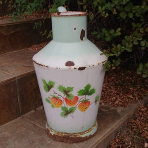 Large vintage enamel jug - White pitcher with floral - Water kettle - Fruit - Vintage enamel - Water can - Shabby Chic - Strawberry