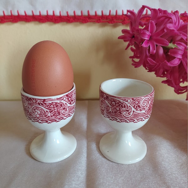 Süßes Vintage zwei Sets Eier mit weinroter Verzierung, Osterverzierung, französischer Eierhalter, antike rote Küchenutensilien, festliches Frühstück