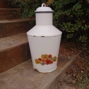 Large vintage enamel jug - White pitcher with colorful flower - Water kettle - Fruit - Vintage enamel - Water can - Shabby Chic - Colorful