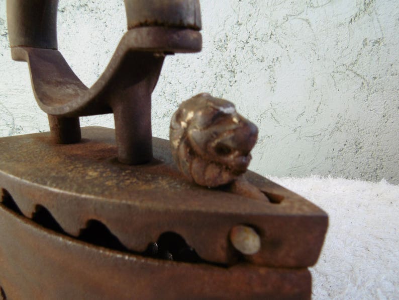 Old charcoal iron Wood handle Clothes iron Antique iron Vintage primitive iron lion/'s head Iron with lid Iron coal Iron collectible