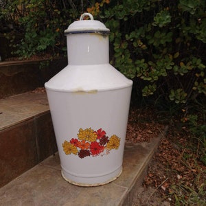 Large vintage enamel jug - White pitcher with colorful flower - Water kettle - Fruit - Vintage enamel - Water can - Shabby Chic - Colorful