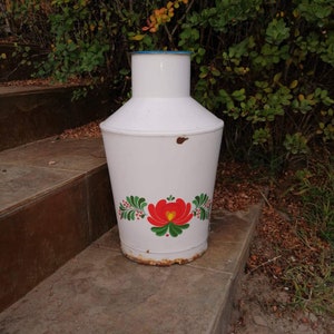 Large vintage enamel jug - White pitcher with floral - Water kettle - Red flower - Vintage enamel - Water can - Shabby Chic - Rose